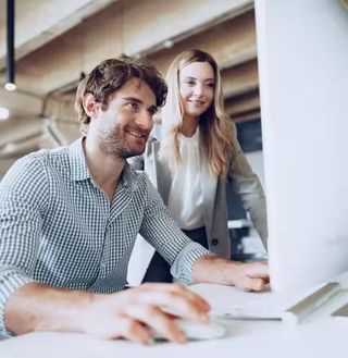 Professionals col·laborant en un projecte tecnològic