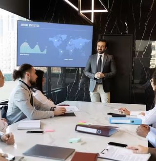 Persones participant en un taller de formació empresarial